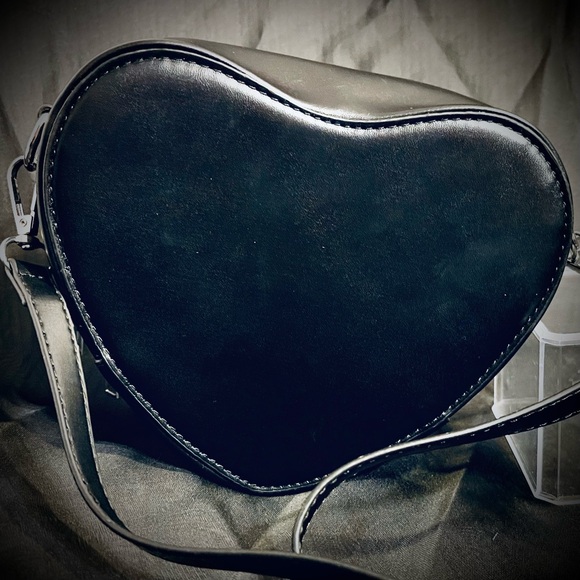 Betsey Johnson Black Heart Bag Charm w Black & Silver Unbranded Rock Crossbody - Picture 10 of 15